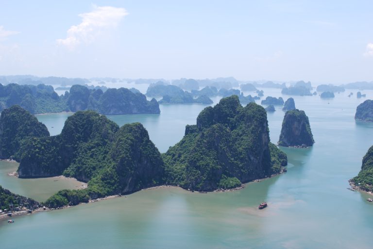 【ハノイ発】世界遺産ハロン湾日帰りクルーズ 4時間コース｜日本語ガイド＆ホテル送迎＆昼食付