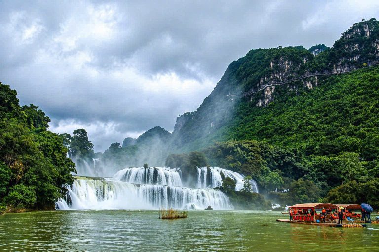 ハノイ発着 バンゾック滝とグオムガオ洞窟＆バベ湖を巡る2泊3日（日本語ガイド）